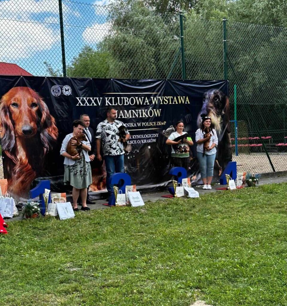 Hunia Ita Zilija na podium razem z innnymi uczestnikami wystawy